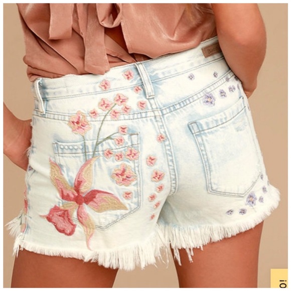 Blank NYC Hiker Light Wash Embroidered Distressed Denim Shorts 29 - Picture 3 of 9